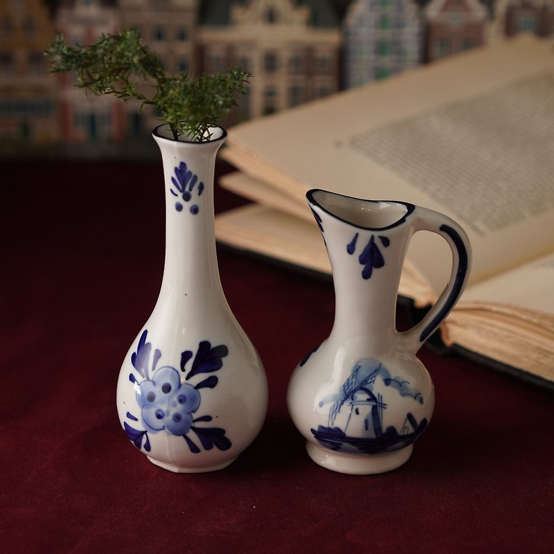 Pair of vintage handpainted Delft Blue vases with typical Dutch windmill scenery - เซรามิก - เครื่องลายคราม สีน้ำเงิน