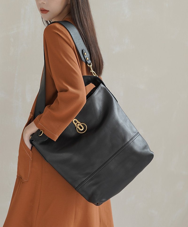 Leather simple A4 metal buckle tote bag black - กระเป๋าแมสเซนเจอร์ - หนังแท้ สีดำ