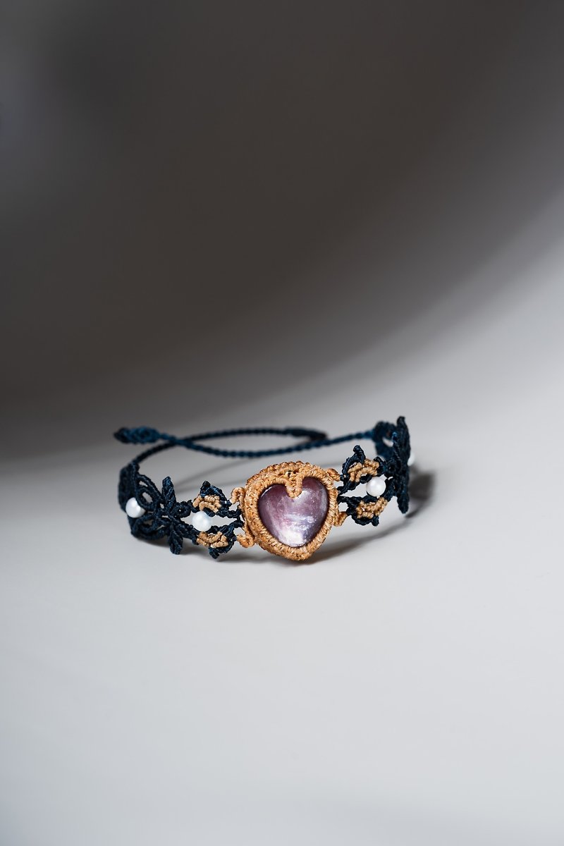 Too heart to handle bracelet - สร้อยข้อมือ - เครื่องเพชรพลอย สีน้ำเงิน