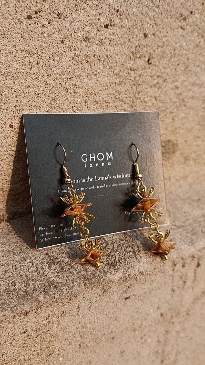 サイロム・ラヤ・フラワーズ イヤリング (ดอกสายลมระย้า) - ピアス・イヤリング - 竹製 ゴールド