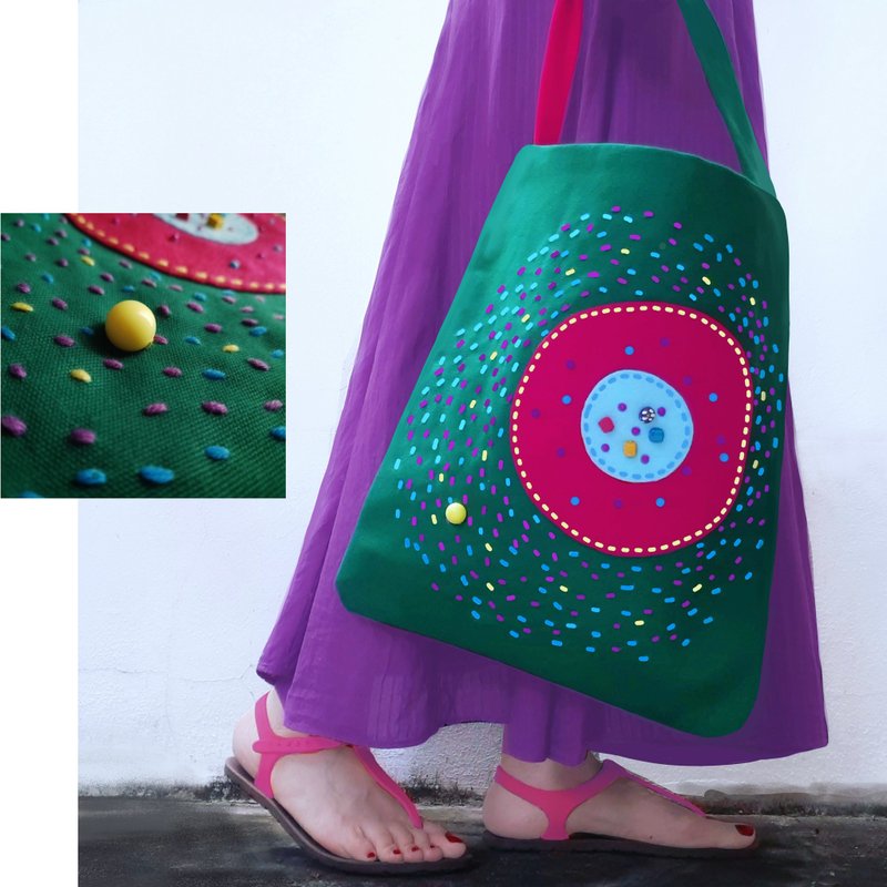 12x14 inch tote. Fun and original with hand-stitched design with felt and beads - 手提包/手提袋 - 其他材質 綠色