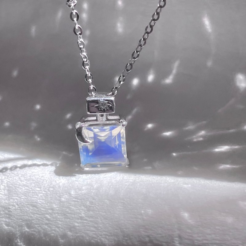 Perfumer : Night-blooming Cereus | perfume bottle moonstone silver pendant - สร้อยคอ - เครื่องเพชรพลอย สีน้ำเงิน