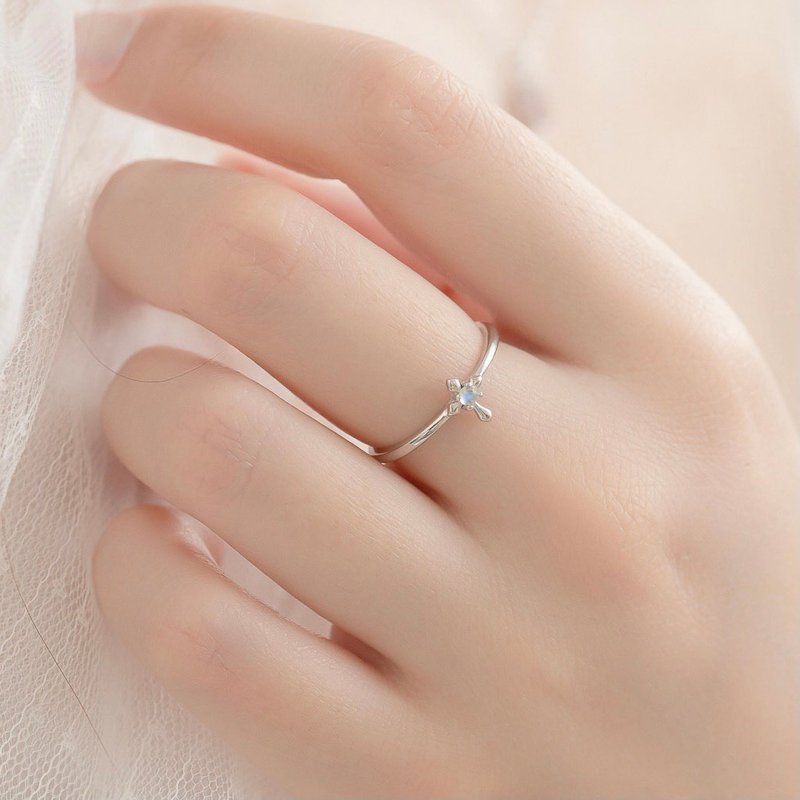 Moonstone 925 Sterling Silver Cross Ring Adjustable Ring - แหวนทั่วไป - เครื่องเพชรพลอย สีเงิน