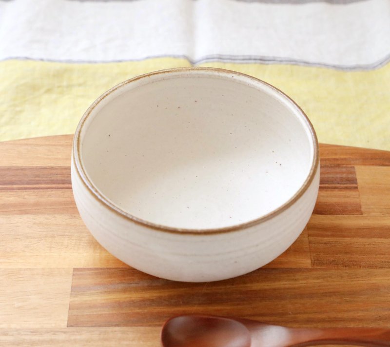 A generous stew bowl made of red clay and white matte glaze with rusted edges - ถ้วยชาม - ดินเผา ขาว