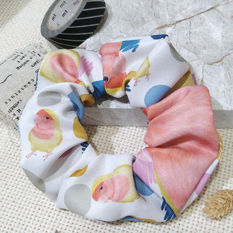 Yellow background dot- scrunchie-faced parrot_yellow_parrot_ponytail headband - เครื่องประดับผม - เส้นใยสังเคราะห์ 