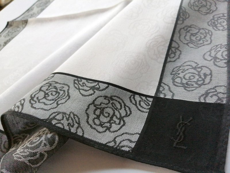 Yves Saint Laurent Vintage Handkerchief Roses Black White 20 x 19 inches - ผ้าเช็ดหน้า - ผ้าฝ้าย/ผ้าลินิน ขาว