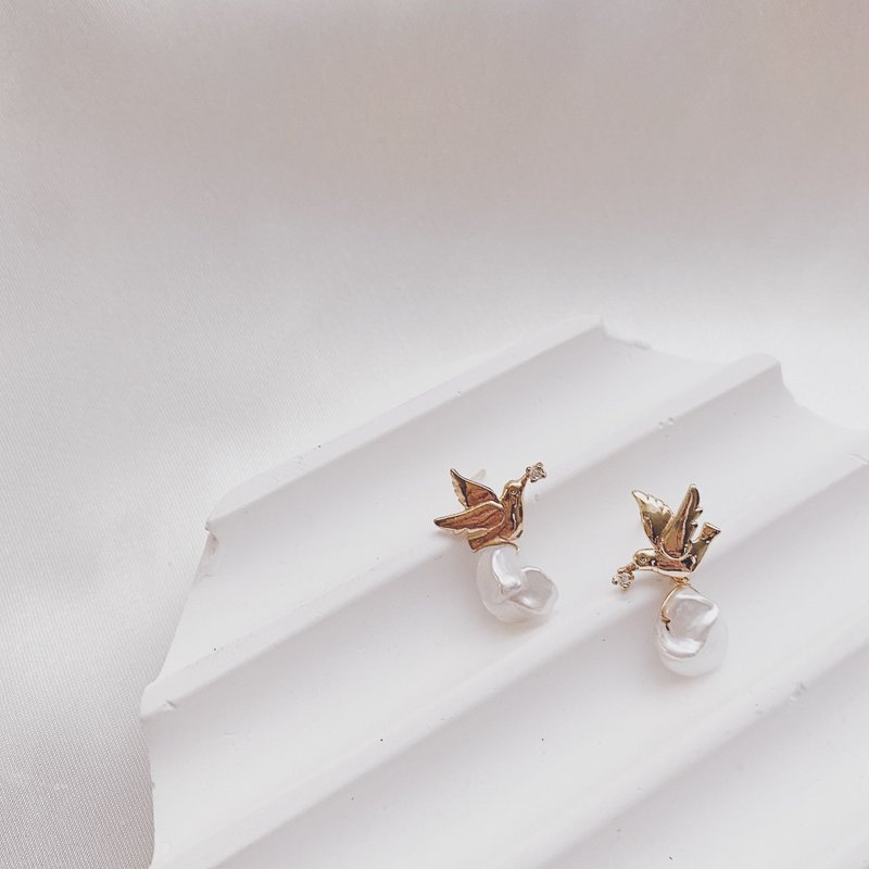 Bird Stone Baroque Pearl Earrings - ต่างหู - ไข่มุก ขาว