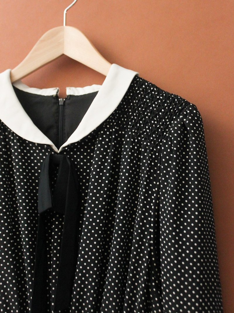 Vintage autumn and winter made in Japan sweet and lovely lapel section dot black long sleeve vintage dress - ชุดเดรส - เส้นใยสังเคราะห์ สีดำ
