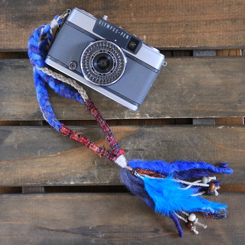 羽飾り・ウッドビーズ付き麻とニットのハンドストラップblue - 掛繩/吊繩 - 棉．麻 藍色