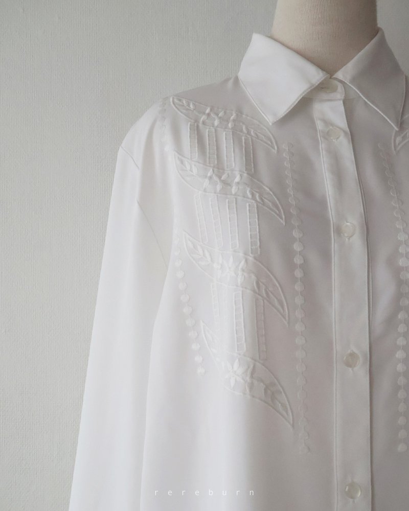 Vintage Embroidered Collar Relaxed European/American Fit Long-Sleeve White Vintage Shirt - Women's Shirts - Polyester White