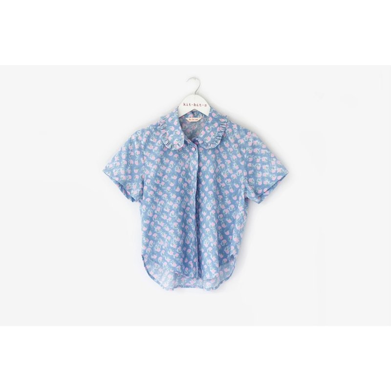Light blue ruffled collar shirt with pink flower lover pattern - 女襯衫 - 棉．麻 藍色