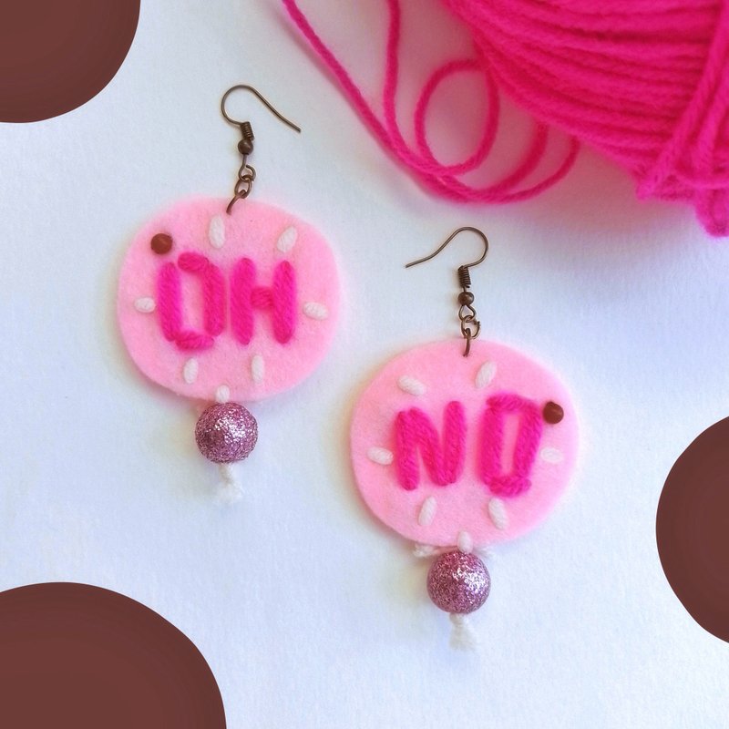 Handmade colorful free-form earrings with hand-stitching on felt with beads - 耳環/耳夾/耳骨夾 - 繡線 粉紅色