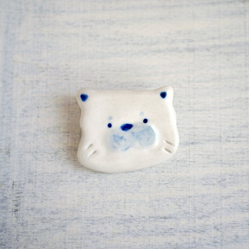 カイホワイトの磁器の顔猫の顔ピン - ブローチ - 磁器 ブルー