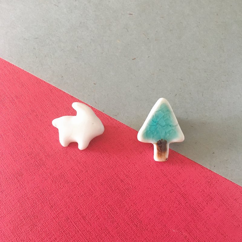 Ceramic Brooch Set - Christmas Tree and Little White Rabbit - เข็มกลัด - เครื่องลายคราม หลากหลายสี