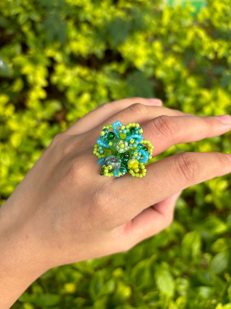 Beaded Flower rings, beaded rings, original design, handmade rings - แหวนทั่วไป - แก้ว สีเขียว