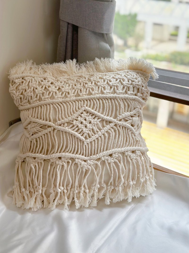 macrame french braided goo 𠱸/ throw pillow case*spot sale* - หมอน - ผ้าฝ้าย/ผ้าลินิน ขาว