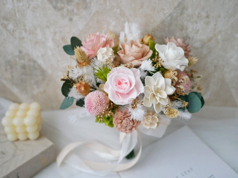 自然型手綁不凋捧花【柔光秘境】永生花/登記結婚/結婚登記花束 - 乾燥花/永生花 - 植物．花 粉紅色