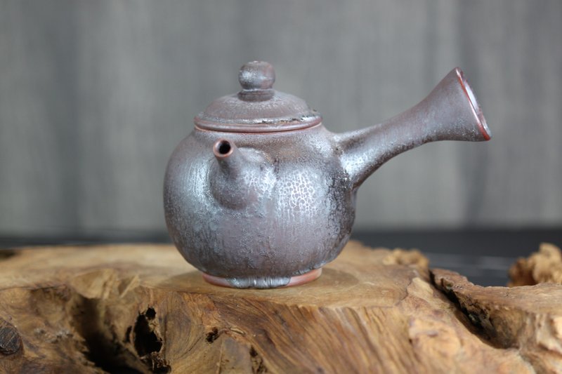 【送禮好物】220ml 柴燒落灰 側把茶壺 鶯歌名家葉敏祥手作 - 茶壺/茶杯/茶具 - 瓷 