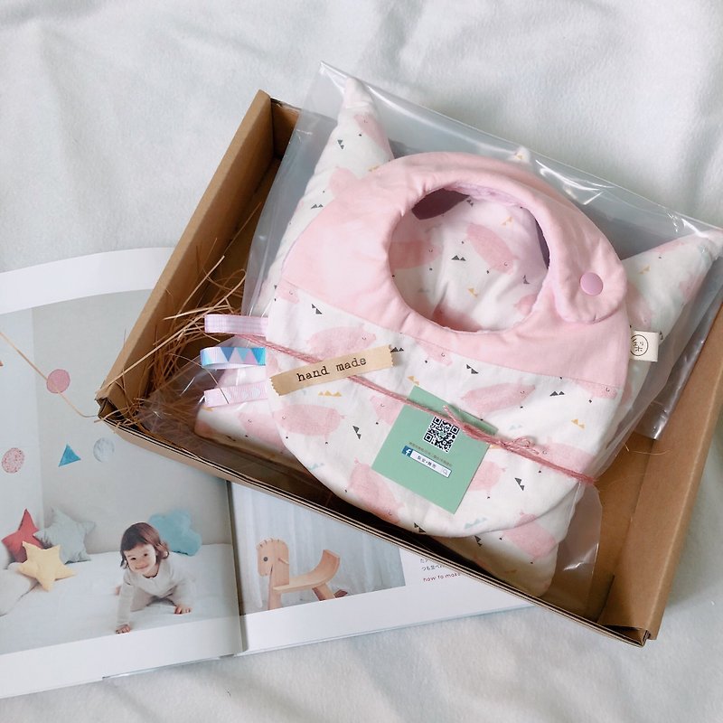 Lucky Pig Pig Natural Organic Cotton Miyue Gift Box Handmade Baby Styling Pillow + Soothing Bean Velvet Handmade Bib - ผ้ากันเปื้อน - ผ้าฝ้าย/ผ้าลินิน 
