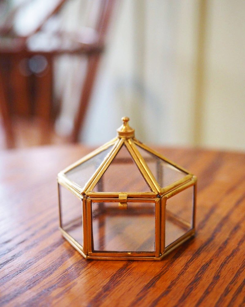 手作りの真鍮製六角形ガラス箱M - 置物 - 銅・真鍮 ゴールド