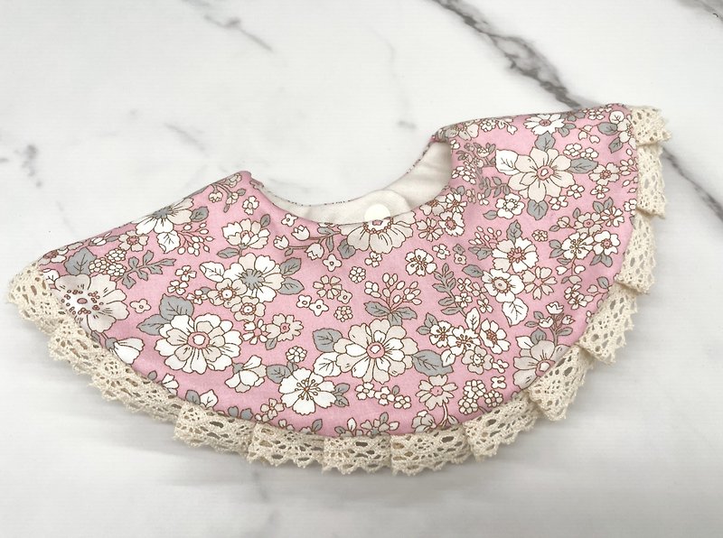 Pink flower pattern bib with lace - ผ้ากันเปื้อน - ผ้าฝ้าย/ผ้าลินิน สึชมพู
