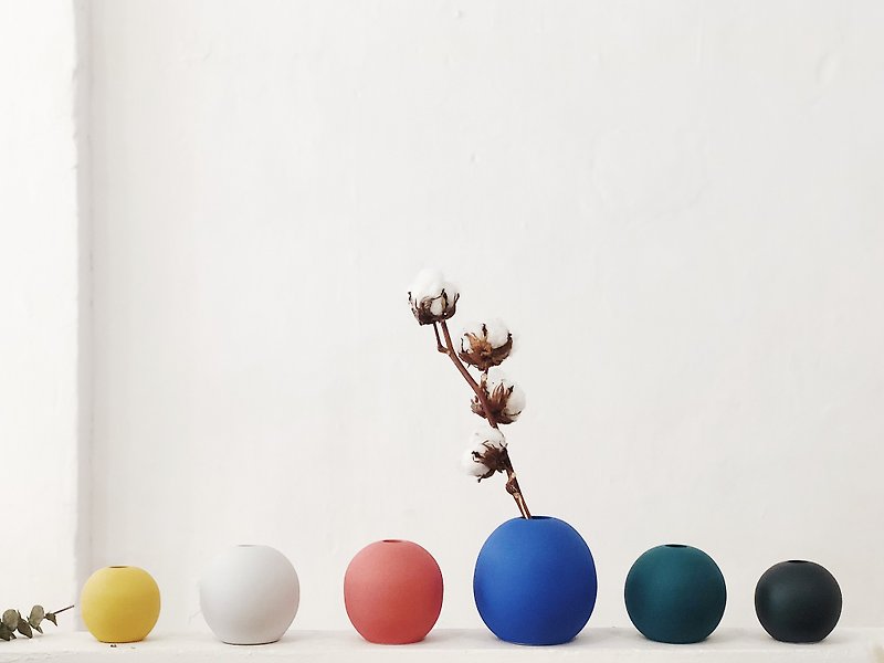 大規模な北欧のミニマルなカラー手つや消し円形の花 - 花瓶・植木鉢 - 磁器 多色