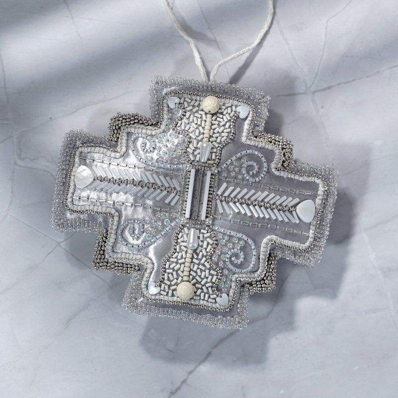 変形クロスのオーナメント No.1, グレー×シルバー, ビーズ刺繍×サテン, 一点物・個性的・クリスマスにも - 擺飾/家飾品 - 聚酯纖維 銀色