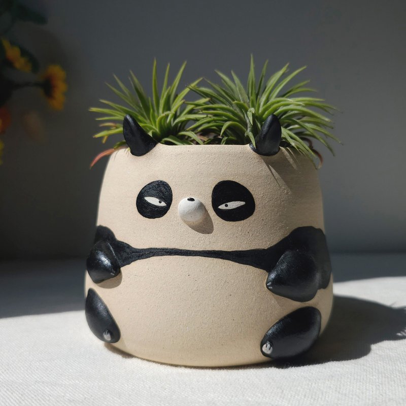 Panda (Genma) planter. Handmade plant pot with drainage hole - 盆栽/植栽 - 陶 