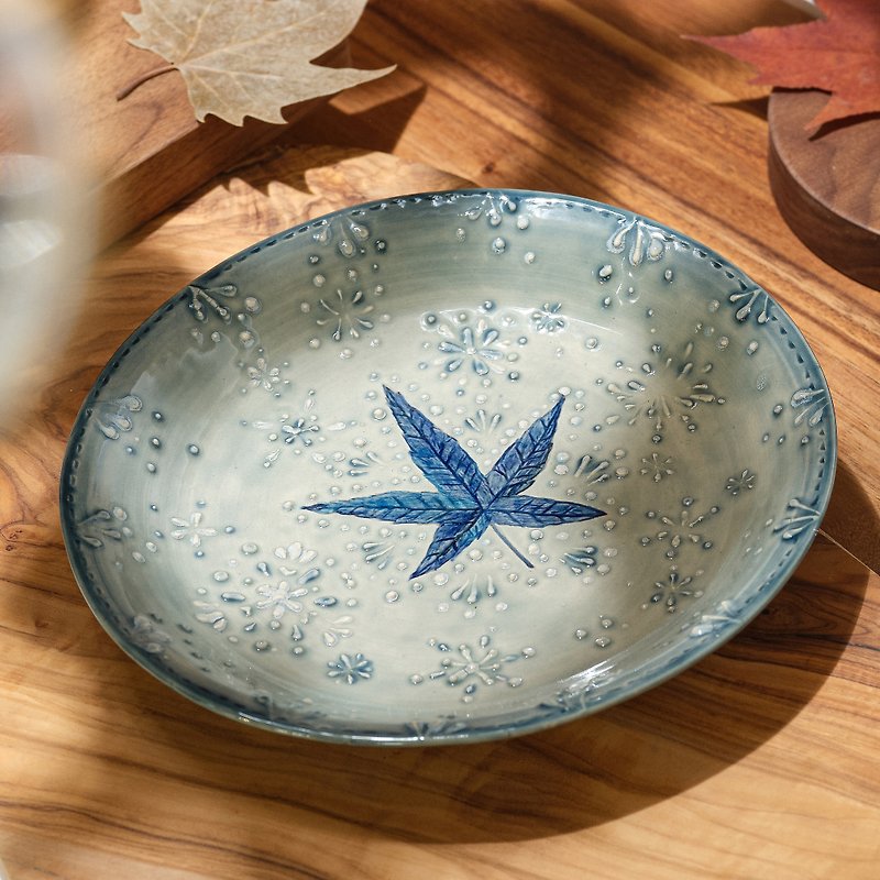 Maple leaf in the snow handcraft pottery dish - จานเล็ก - ดินเผา สีน้ำเงิน