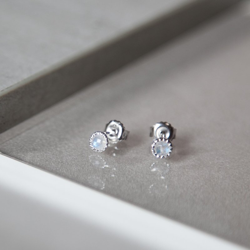 Blue halo moonstone small disc sterling silver earrings | natural stone. Can change the folder. Sweet and wild - ต่างหู - เงินแท้ 