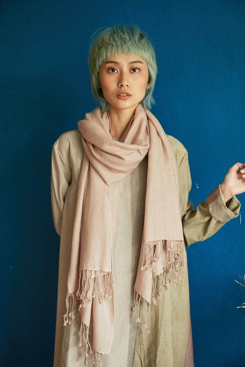 natural dyed soft wool scarf | dust pink |  fair trade - ผ้าพันคอถัก - ขนแกะ สีกากี