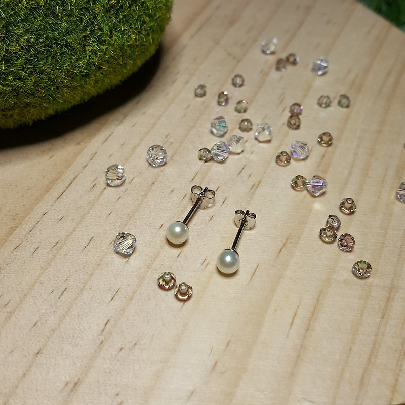 Sea Of Love: Dainty Japanese Akoya Sea Pearl Stud Earrings (White/Round/4-4.5mm) - Earrings & Clip-ons - Pearl White