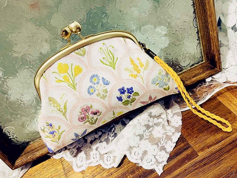 Sunlight alley warm handmade temperament flower album kiss lock bag coin purse storage bag handbag - กระเป๋าถือ - ผ้าฝ้าย/ผ้าลินิน 