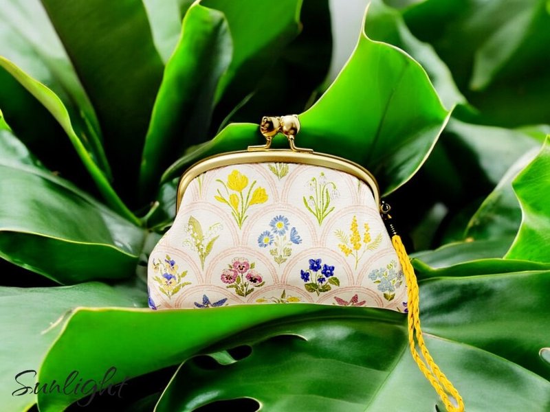 Sunlight alley warm handmade temperament flower album kiss lock bag coin purse storage bag handbag - กระเป๋าถือ - ผ้าฝ้าย/ผ้าลินิน 