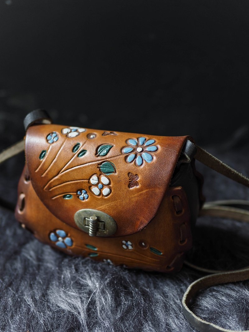 Caramel Butterfly Engraving Love Time Antique Thick Pound Leather Side Bag Small bag Vintage bag - กระเป๋าแมสเซนเจอร์ - หนังแท้ สีนำ้ตาล