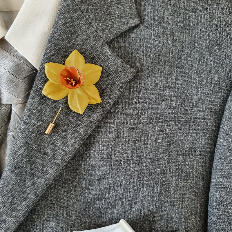 胸針 Men's lapel yellow daffodil Leather boutonniere 3rd anniversary gift - เข็มกลัด - หนังแท้ สีเหลือง