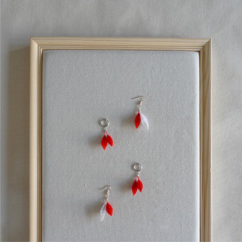 Red and white earrings made from sustainable velvet flowers - ต่างหู - ไฟเบอร์อื่นๆ สีแดง