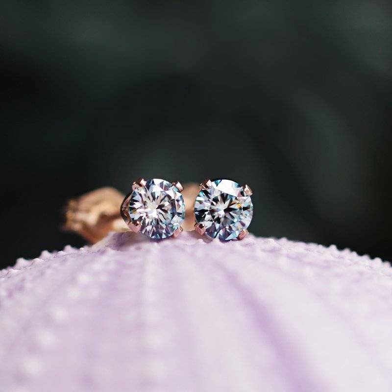 Moissanite 4mm Stud Earrings Blue Green - ต่างหู - เครื่องเพชรพลอย สีใส
