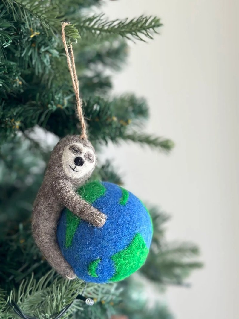 Wool Felt Christmas Ornament - Sloth Holding the Earth - ของวางตกแต่ง - ขนแกะ 