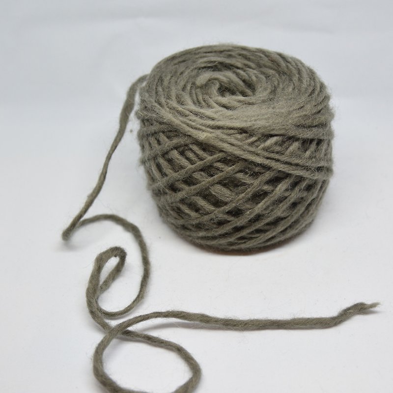 Hand twined coarse wool thread - Gray - Fair Trade - เย็บปัก/ถักทอ/ใยขนแกะ - ขนแกะ สีเทา