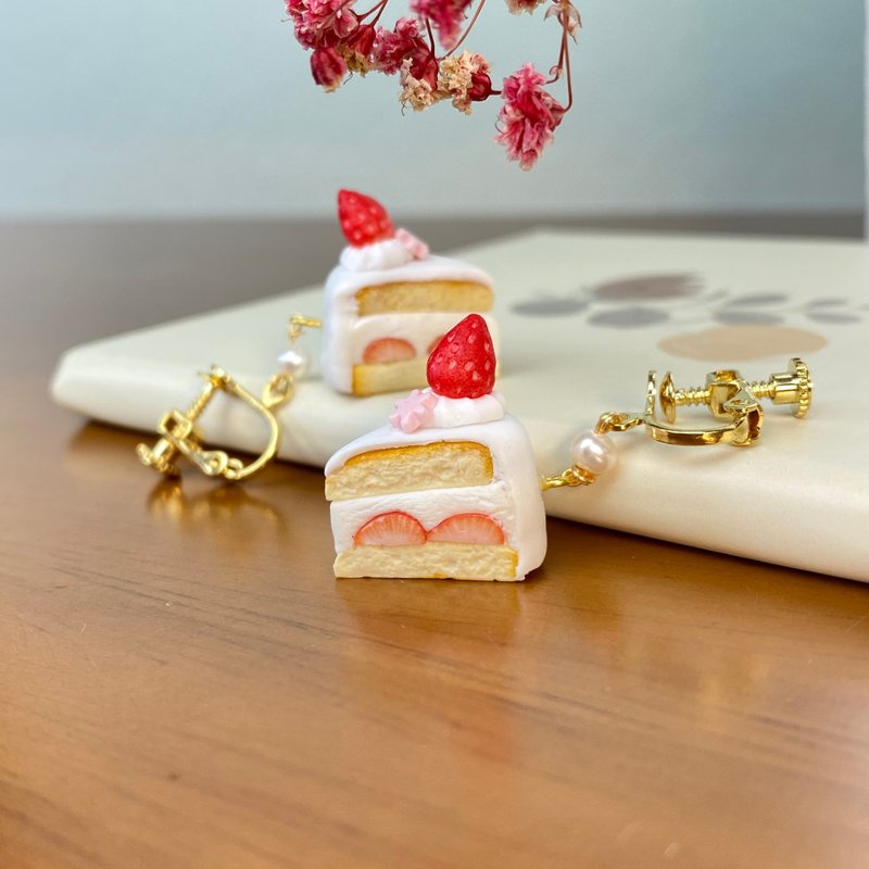 Strawberry Cream Cake Earrings - Miniatures - ต่างหู - ดินเผา สึชมพู