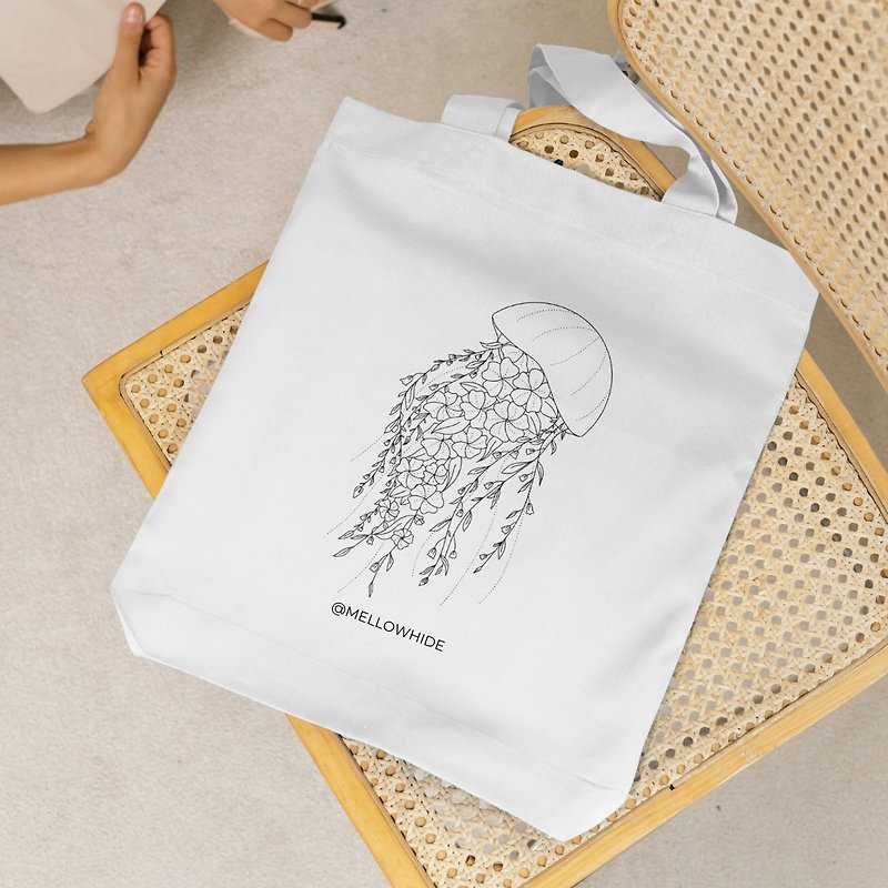 Floral Jellyfish Organic tote bag, Dance Bag, Gym Bag, Shopping Bag - กระเป๋าแมสเซนเจอร์ - วัสดุอีโค ขาว