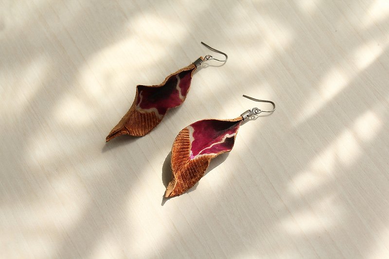 Natural Shape Leaf Purple & Original Leather Color Earrings / Ear Pins - Earrings & Clip-ons - Genuine Leather Purple