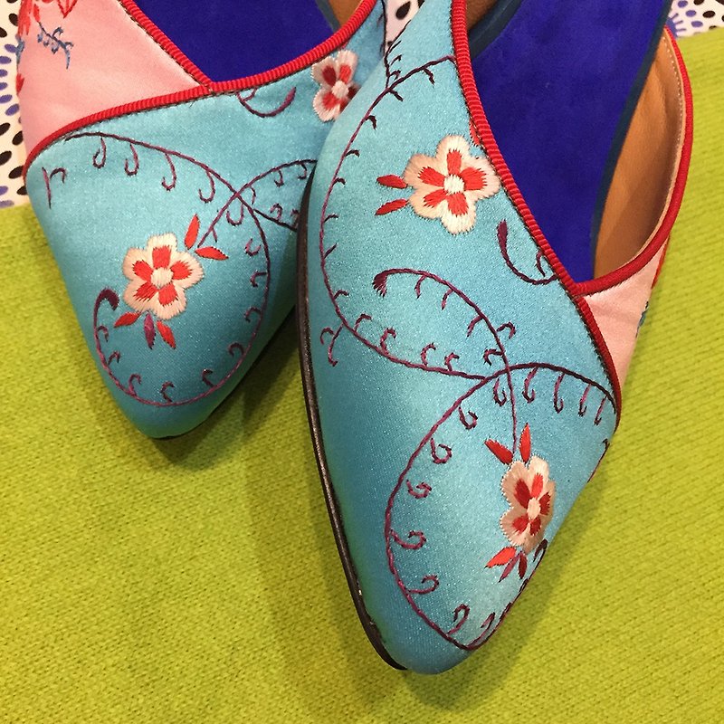 傾斜したラペルの手刺繍のエレガントなローヒールヒールなし/中国の靴刺繍の靴シルクの靴スティレットサテンの靴 - 革靴 - シルク・絹 