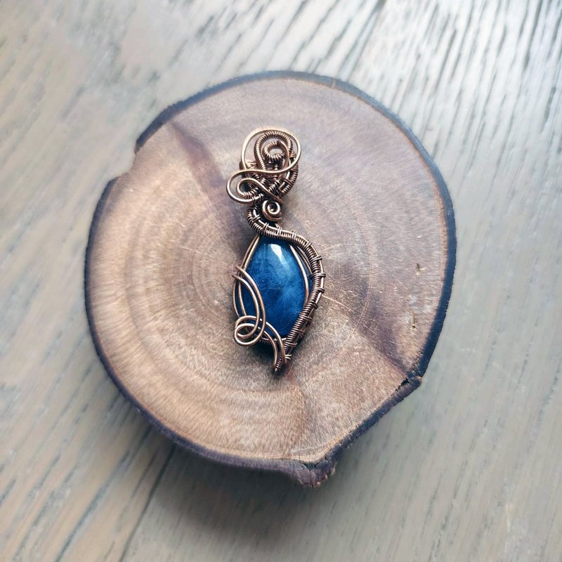 [Handmade by Qu Shuichen] Seawater Sapphire Metal Wire Braided Pendant - Necklaces - Gemstone Blue