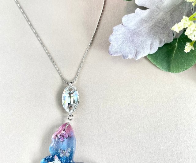 〜カヤ　　☪︎⋆☽様〜新作　天然石　レジンネックレス　【蝶々×薔薇】 蝶々とクリスタルガラスのレジンネックレス ネイビー 青 ピンク
