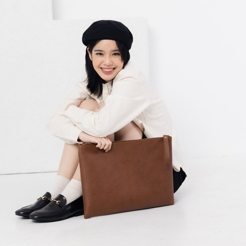 WARALEE's DAY | Clutch Bag (Brown) - 電腦包/筆電包 - 人造皮革 咖啡色