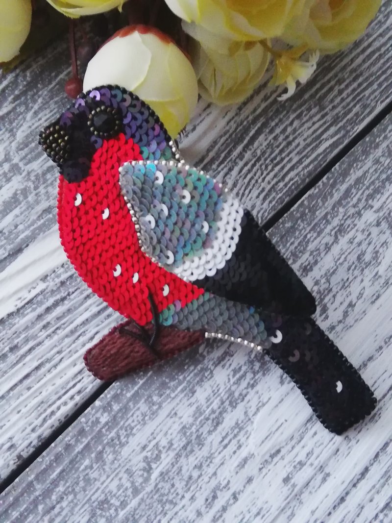 Red Bead Brooch , Embroidered Brooch , Bullfinch Brooch embroidered - เข็มกลัด - วัสดุอื่นๆ สีแดง