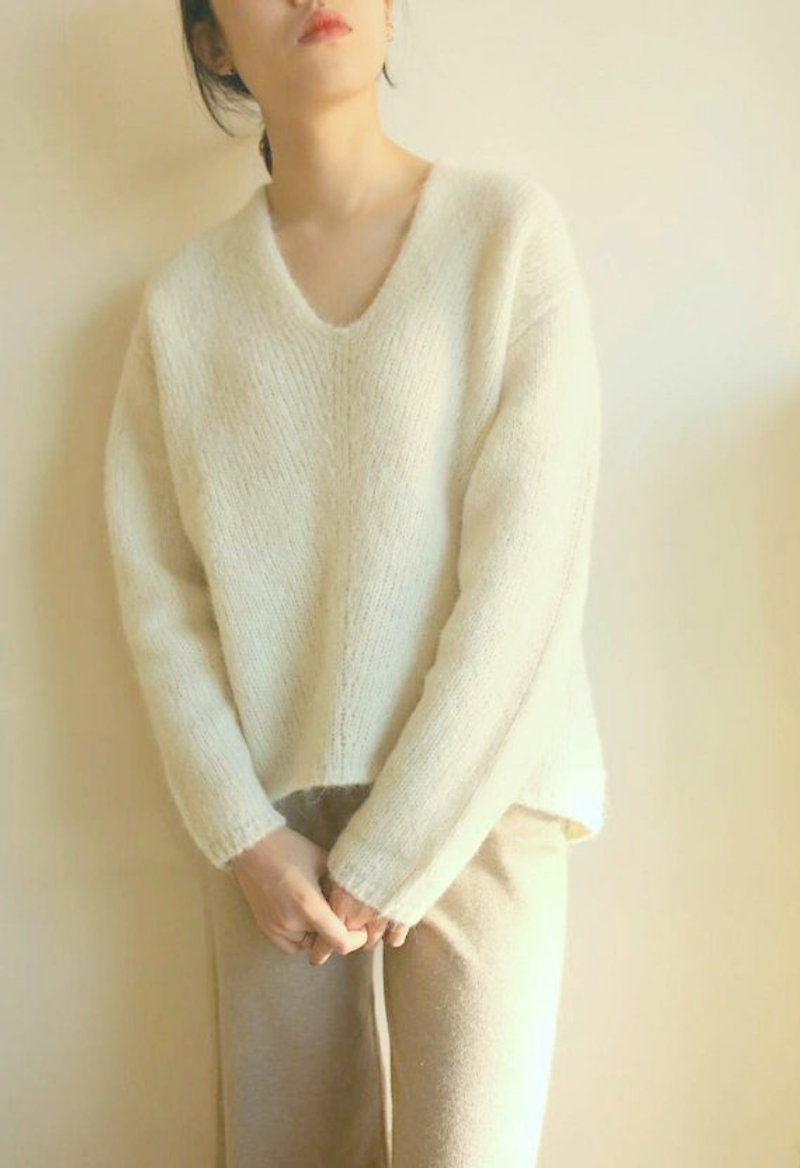 White 100% handmade wool V-neck sweater (other colors can be customized) - Women's Tops - Paper 