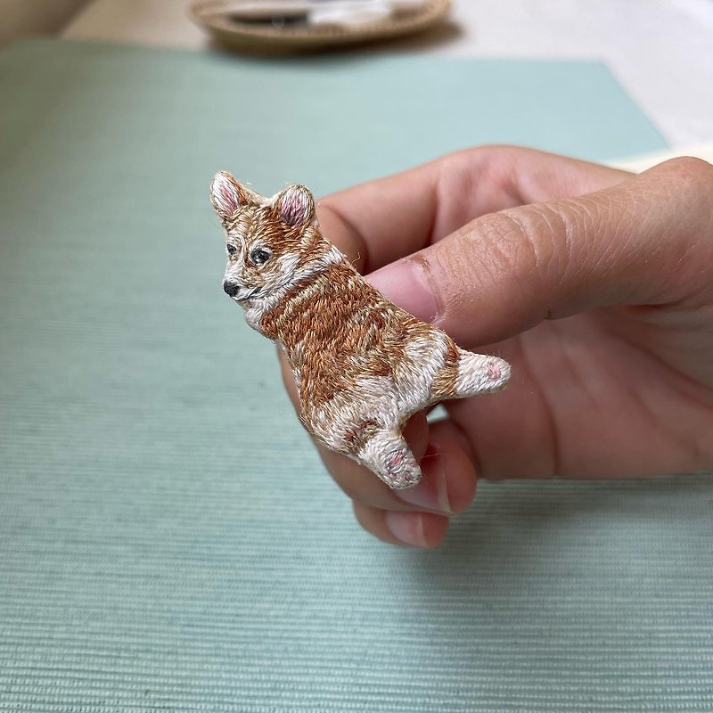 (Custom Made) Miniature Pet Hand Embroidery Brooch - 胸針/心口針 - 繡線 多色